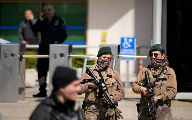 La police et l'armée turques sécurisent les lieux après une fusillade contre un bâtiment abritant le consulat d'Israël à Istanbul, en Turquie, mardi 7 avril 2026. (Crédit : AP Photo/Khalil Hamra) La police et l'armée turques sécurisent les lieux après une fusillade contre un bâtiment abritant le consulat d'Israël à Istanbul, en Turquie, mardi 7 avril 2026. (Crédit : AP Photo/Khalil Hamra)