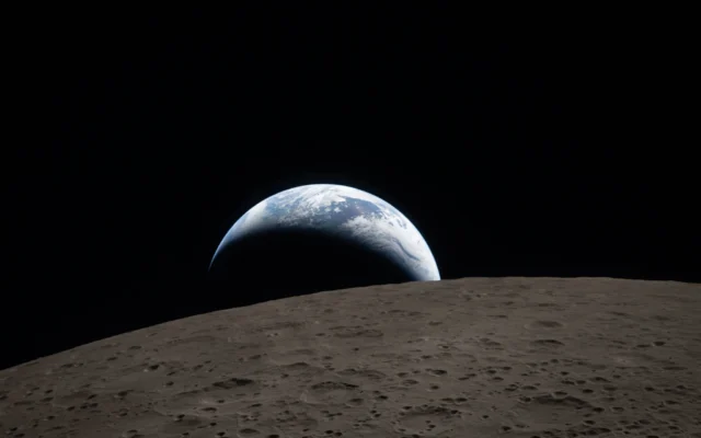 Sur cette image fournie par la NASA, l’équipage d’Artemis II photographie un lever de Terre alors qu’il survole la Lune le 6 avril 2026. (Crédit : NASA/AP)