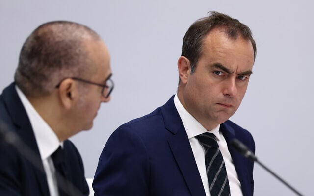 Le Premier ministre français Sébastien Lecornu (au centre) assistant à une réunion du Conseil de défense et de sécurité organisée par le président Emmanuel Macron, à l'Élysée à Paris, le 8 avril 2026. (Crédit : Tom Nicholson/Pool Photo via AP)