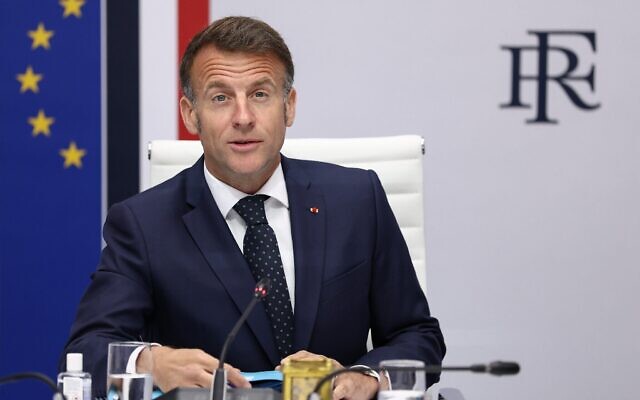 Le président français Emmanuel Macron assiste à une réunion du Conseil de défense et de sécurité à l'Élysée, à Paris, le 8 avril 2026. (Crédit : Tom Nicholson/Pool Photo via AP)