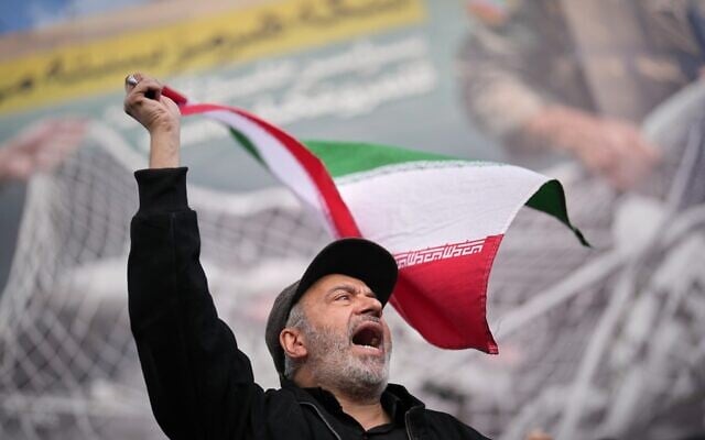 Un partisan du gouvernement scande des slogans lors d'un rassemblement organisé à Téhéran, en Iran, le mercredi 8 avril 2026, après l'annonce d'un cessez-le-feu de deux semaines avec les États-Unis et Israël. (Crédit : AP Photo/Francisco Seco)