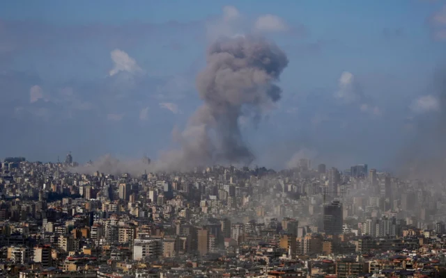 De la fumée s'élève à la suite d'une frappe aérienne israélienne sur un immeuble à Beyrouth, au Liban, le mercredi 8 avril 2026. (Crédit :AP Photo/Hassan Ammar)
