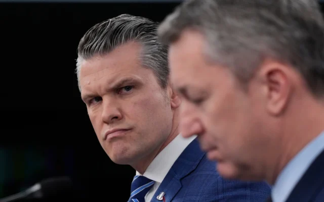 Le secrétaire à la Défense Pete Hegseth, à gauche, regarde le général Dan Caine, chef d'état-major interarmées, alors qu'ils s'adressent aux médias lors d'une conférence de presse au Pentagone à Washington, le 8 avril 2026. (Crédit : AP Photo/Manuel Balce Ceneta)