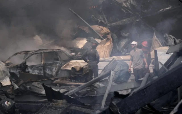 Des secouristes se tiennent près des décombres sur le site d'une frappe aérienne israélienne qui a touché un immeuble d'habitation à Beyrouth, au Liban, le 8 avril 2026. (Crédit : AP Photo/Bilal Hussein) Des secouristes se tiennent près des décombres sur le site d'une frappe aérienne israélienne qui a touché un immeuble d'habitation à Beyrouth, au Liban, le 8 avril 2026. (Crédit : AP Photo/Bilal Hussein)