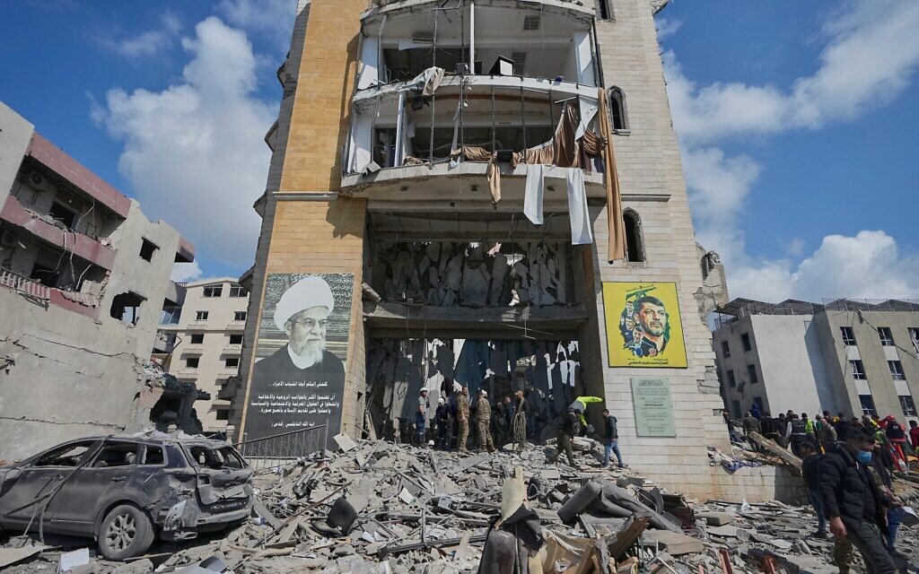 Des secouristes et des soldats libanais devant un bâtiment détruit touché par une frappe aérienne israélienne, dans la ville portuaire de Saïda, au sud du Liban, le 8 avril 2026. (Crédit : Mohammed Zaatari/AP Photo)
