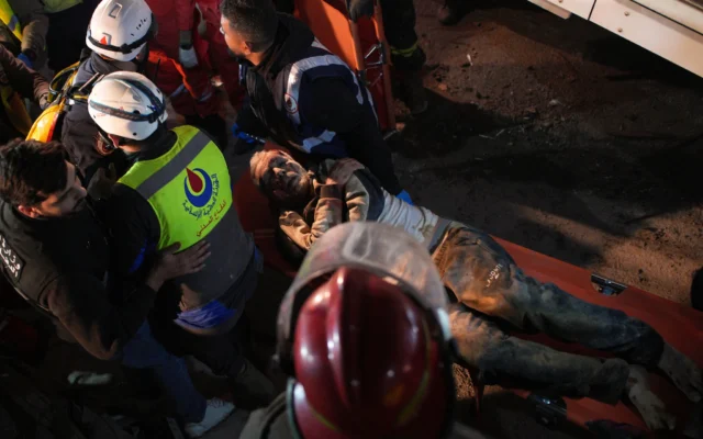Des secouristes évacuant un blessé d'un bâtiment détruit touché par une frappe aérienne israélienne, dans le centre de Beyrouth, au Liban, le 8 avril 2026. (Crédit : Emilio Morenatti/AP)