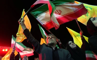 Des partisans du gouvernement se rassemblent avant le cortège funèbre du général de division Majid Khademi, chef des renseignements des Gardiens de la révolution, à Téhéran, en Iran, le 8 avril 2026. (Crédit : Francisco Seco/AP)