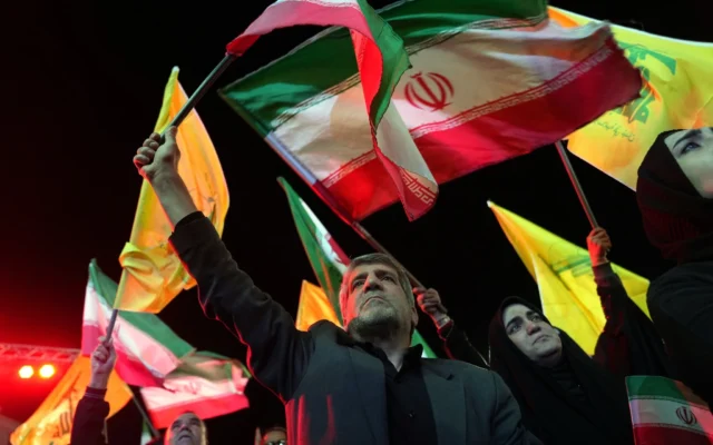Des partisans du gouvernement se rassemblent avant le cortège funèbre du général de division Majid Khademi, chef des renseignements des Gardiens de la révolution, à Téhéran, en Iran, le 8 avril 2026. (Crédit : Francisco Seco/AP) Des partisans du gouvernement se rassemblent avant le cortège funèbre du général de division Majid Khademi, chef des renseignements des Gardiens de la révolution, à Téhéran, en Iran, le 8 avril 2026. (Crédit : Francisco Seco/AP)