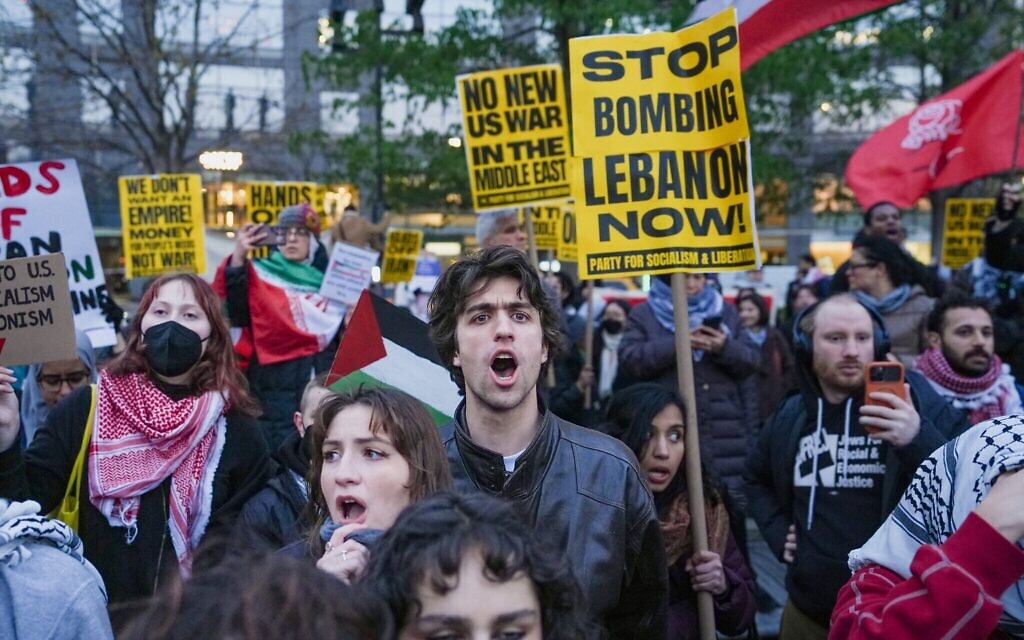 Des manifestants défilant lors d'une manifestation contre la guerre américano-israélienne contre la République islamique d'Iran et contre le conflit au Liban, à New York, le 8 avril 2026. (Crédit : Ryan Murphy/AP Photo)