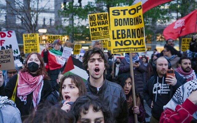 Des manifestants défilant lors d'une manifestation contre la guerre américano-israélienne contre la République islamique d'Iran et contre le conflit au Liban, à New York, le 8 avril 2026. (Crédit : Ryan Murphy/AP Photo)