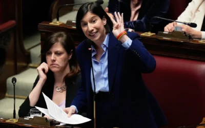 La cheffe du Parti démocrate italien, Elly Schlein, s’exprime après l’intervention de la Première ministre italienne Giorgia Meloni devant la Chambre des députés à Rome, le 9 avril 2026. (Crédit : Alessandra Tarantino/AP)