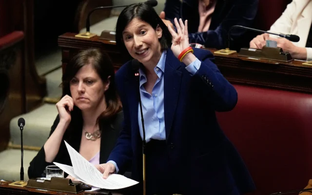 La cheffe du Parti démocrate italien, Elly Schlein, s’exprime après l’intervention de la Première ministre italienne Giorgia Meloni devant la Chambre des députés à Rome, le 9 avril 2026. (Crédit : Alessandra Tarantino/AP) La cheffe du Parti démocrate italien, Elly Schlein, s’exprime après l’intervention de la Première ministre italienne Giorgia Meloni devant la Chambre des députés à Rome, le 9 avril 2026. (Crédit : Alessandra Tarantino/AP)