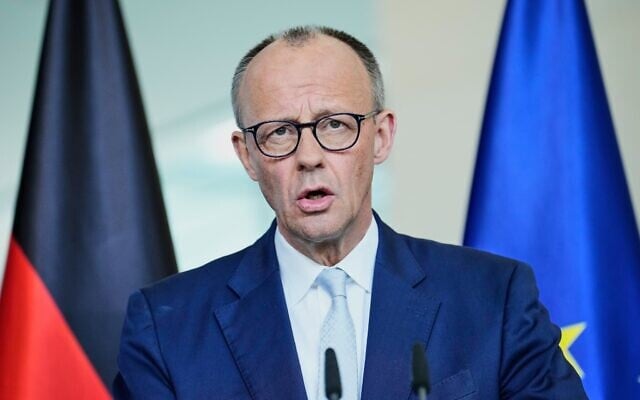 Le chancelier allemand Friedrich Merz s'adressant aux médias à la chancellerie, à Berlin, en Allemagne, le 9 avril 2026. (Crédit : Ebrahim Noroozi/AP)