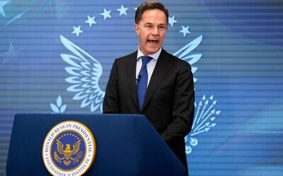 Le secrétaire général de l'OTAN, Mark Rutte, s'exprimant à l'Institut Ronald Reagan, à Washington, le 9 avril 2026. (Crédit : Manuel Balce Ceneta/AP)