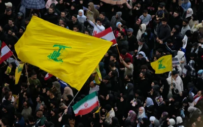 Des manifestants brandissant des drapeaux du groupe terroriste chiite libanais du Hezbollah et de l’Iran lors d’une manifestation contre le Premier ministre libanais Nawaf Salam, devant le palais du gouvernement, à Beyrouth, le 10 avril 2026. (Crédit : Hussein Malla/AP) Des manifestants brandissant des drapeaux du groupe terroriste chiite libanais du Hezbollah et de l’Iran lors d’une manifestation contre le Premier ministre libanais Nawaf Salam, devant le palais du gouvernement, à Beyrouth, le 10 avril 2026. (Crédit : Hussein Malla/AP)