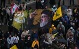 Un partisan du Hezbollah brandissant un drapeau à l'effigie du défunt chef du groupe terroriste chiite libanais, Hassan Nasrallah, lors d'une manifestation contre le Premier ministre libanais Nawaf Salam, devant le palais du gouvernement à Beyrouth, au Liban, le 10 avril 2026. (Crédit : Hussein Malla/AP Photo)