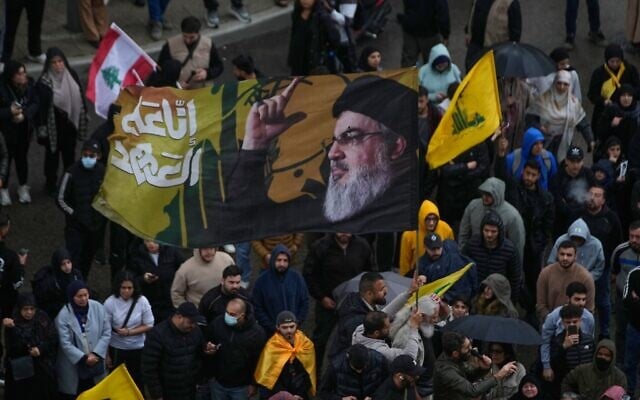 Un partisan du Hezbollah brandissant un drapeau à l'effigie du défunt chef du groupe terroriste chiite libanais, Hassan Nasrallah, lors d'une manifestation contre le Premier ministre libanais Nawaf Salam, devant le palais du gouvernement à Beyrouth, au Liban, le 10 avril 2026. (Crédit : Hussein Malla/AP Photo) Un partisan du Hezbollah brandissant un drapeau à l'effigie du défunt chef du groupe terroriste chiite libanais, Hassan Nasrallah, lors d'une manifestation contre le Premier ministre libanais Nawaf Salam, devant le palais du gouvernement à Beyrouth, au Liban, le 10 avril 2026. (Crédit : Hussein Malla/AP Photo)