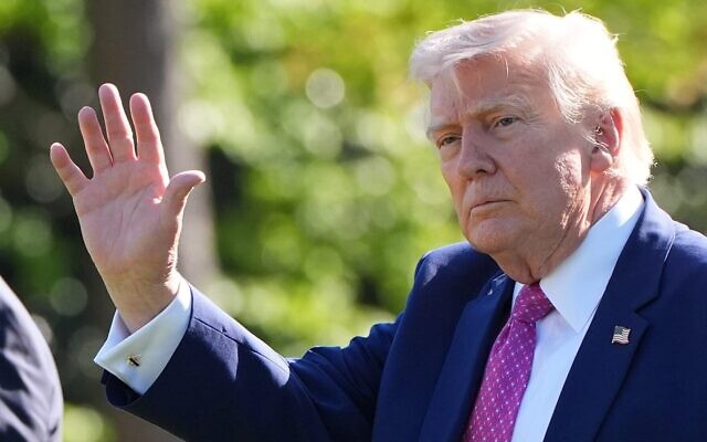 Le président américain Donald Trump saluant de la main alors qu’il se dirige vers Marine One, sur la pelouse sud de la Maison Blanche, à Washington, le 10 avril 2026. (Crédit : Alex Brandon/AP)