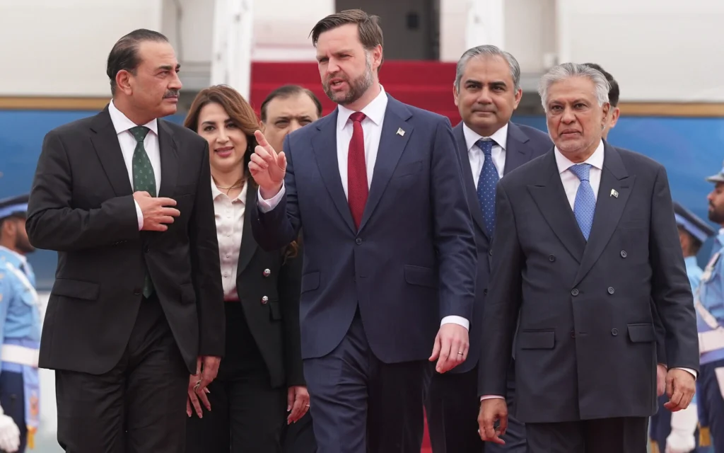 Le vice-président américain JD Vance, au centre, marche aux côtés du chef des forces armées et chef d'état-major de l'armée pakistanaise, le maréchal Asim Munir, à gauche, et du vice-Premier ministre et ministre des Affaires étrangères pakistanais, Mohammad Ishaq Dar, après son arrivée à Islamabad, au Pakistan, le 11 avril 2026, pour des entretiens avec des responsables iraniens. (Crédit : AP Photo/Jacquelyn Martin, Pool)