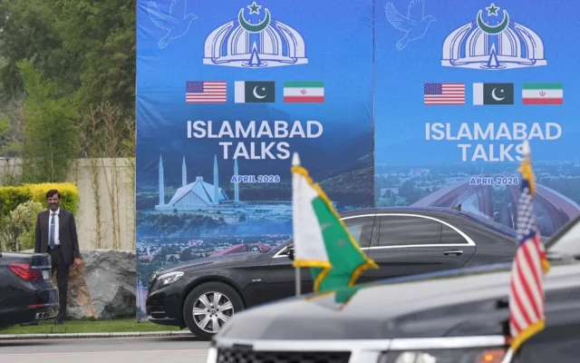 Un responsable pakistanais est vu lors de l’arrivée du vice-président américain JD Vance pour des pourparlers avec des responsables iraniens à Islamabad, au Pakistan, le 11 avril 2026. (Crédit: AP Photo/Jacquelyn Martin, Pool)