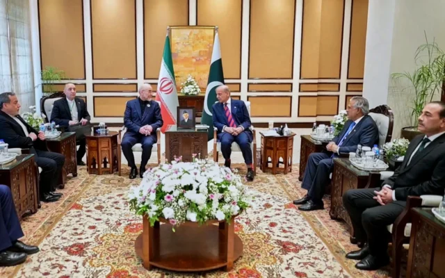 Une délégation iranienne en visite, conduite par le président du Parlement iranien Mohammad Bagher Ghalibaf (troisième à gauche), rencontre le Premier ministre pakistanais Shehbaz Sharif, à Islamabad, au Pakistan, le samedi 11 avril 2026 (Crédit : Bureau du Premier ministre pakistanais via AP)