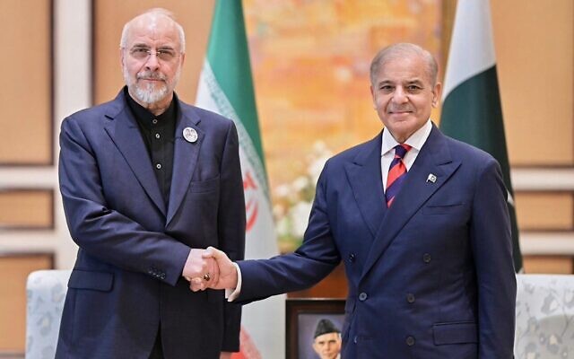 Le président du Parlement iranien, Mohammad Bagher Ghalibaf (à gauche), serrant la main du Premier ministre pakistanais Shehbaz Sharif avant leur rencontre, à Islamabad, au Pakistan, le 11 avril 2026. (Crédit : Bureau du Premier ministre pakistanais via AP)