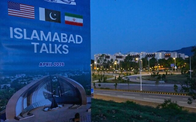Un panneau d'affichage sur les négociations entre les États-Unis et l'Iran visible près du lieu de la rencontre, à l'hôtel Serena, à Islamabad, au Pakistan, le 12 avril 2026. (Crédit : Anjum Naveed/AP)
