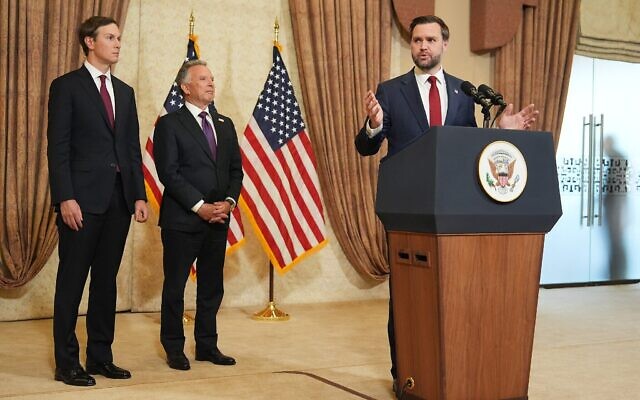 Le vice-président américain JD Vance (à droite) s'exprimant lors d'une conférence de presse après avoir rencontré des représentants du Pakistan et de l'Iran, sous le regard de Jared Kushner (à gauche) et de Steve Witkoff, envoyé spécial pour les missions de paix, à Islamabad, au Pakistan, le 12 avril 2026. (Crédit : Jacquelyn Martin/AP)