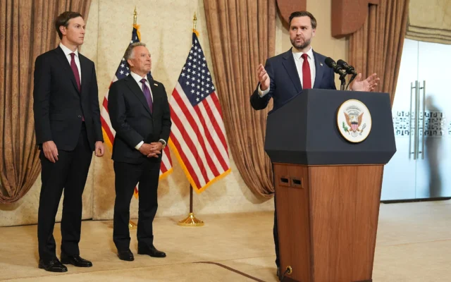 Le vice-président américain JD Vance, à droite, s'exprime lors d'une conférence de presse après avoir rencontré des représentants du Pakistan et de l'Iran, tandis que Jared Kushner, à gauche, et Steve Witkoff, envoyé spécial pour les missions de paix, l'écoutent, le 12 avril 2026, à Islamabad, au Pakistan. (Crédit: AP Photo/Jacquelyn Martin)