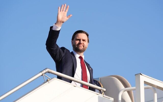 Le vice-président américain JD Vance saluant de la main alors qu'il monte à bord de l'Air Force Two après avoir participé à des pourparlers avec l'Iran, à Islamabad, au Pakistan, le 12 avril 2026. (Crédit : Jacquelyn Martin/AP Photo/Pool)