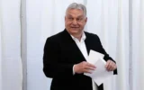 Le Premier ministre hongrois, Viktor Orban, se prépare à voter dans un bureau de vote de Budapest, en Hongrie, le 12 avril 2026. (Photo AP/Petr David Josek)