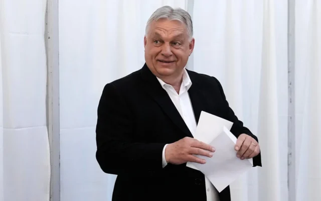 Le Premier ministre hongrois, Viktor Orban, se prépare à voter dans un bureau de vote de Budapest, en Hongrie, le 12 avril 2026. (Photo AP/Petr David Josek) Le Premier ministre hongrois, Viktor Orban, se prépare à voter dans un bureau de vote de Budapest, en Hongrie, le 12 avril 2026. (Photo AP/Petr David Josek)
