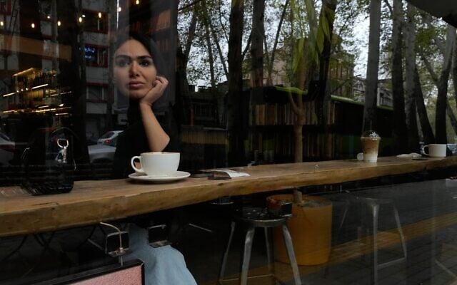 Une femme assise dans un café du nord de Téhéran, en Iran, le 12 avril 2026. (Crédit : Vahid Salemi/AP) Une femme assise dans un café du nord de Téhéran, en Iran, le 12 avril 2026. (Crédit : Vahid Salemi/AP)