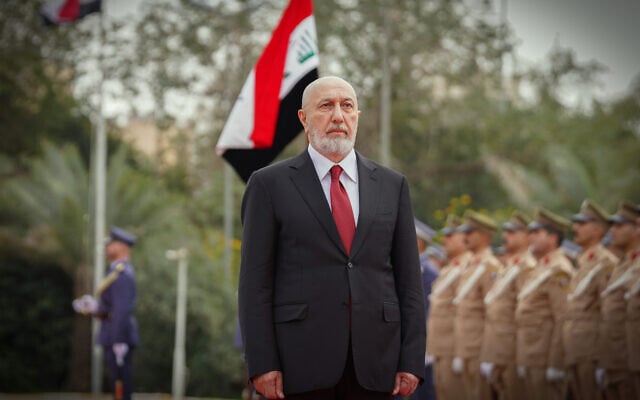 Le président nouvellement élu Nizar Amidi passant en revue une garde d'honneur lors de sa réception officielle, au Palais de la Paix à Bagdad, le 12 avril 2026. (Crédit : Bureau de la présidence irakienne via AP) Le président nouvellement élu Nizar Amidi passant en revue une garde d'honneur lors de sa réception officielle, au Palais de la Paix à Bagdad, le 12 avril 2026. (Crédit : Bureau de la présidence irakienne via AP)