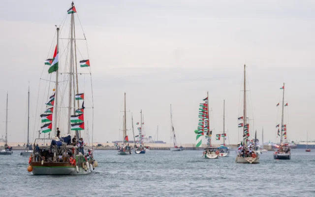 Une flottille part de Barcelone, en Espagne, le 12 avril 2026, avec à son bord des militants et de l’aide humanitaire à destination de la bande de Gaza. (Crédit : Joan Mateu Parra/AP)