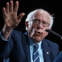 Le sénateur américain Bernie Sanders s’exprime lors d’un discours marquant les 100 premiers jours de mandat du maire de New York, Zohran Mamdani, au Knockdown Center, à New York, le 12 avril 2026. (Crédit : Andres Kudacki/AP)