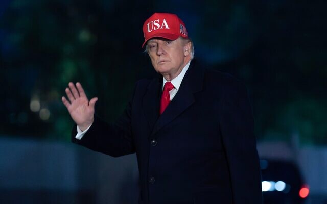 Le président américain Donald Trump saluant les journalistes à son arrivée à la Maison Blanche, à Washington, le 12 avril 2026. (Crédit : Jose Luis Magana/AP)