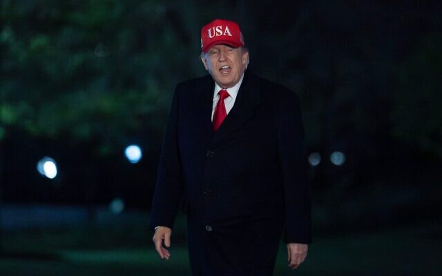 Le président américain Donald Trump s'adressant aux journalistes à son arrivée à la Maison Blanche, à Washington, le 12 avril 2026. (Crédit : Jose Luis Magana/AP)