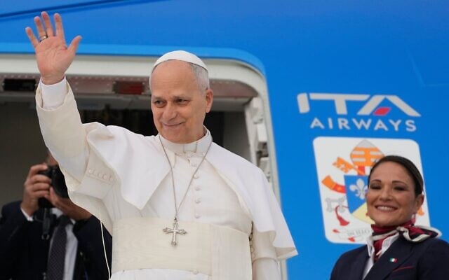 Le pape Léon XIV saluant la foule avant d'embarquer pour Alger à l'aéroport international Leonardo da Vinci-Fiumicino de Rome, 13 avril 2026, marquant le début d'un voyage apostolique de onze jours en Afrique. (Crédit : Gregorio Borgia/AP)