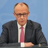 Le chancelier allemand Friedrich Merz s'adressant aux médias à la chancellerie, à Berlin, en Allemagne, le 13 avril 2026. (Crédit : Markus Schreiber/AP Photo)