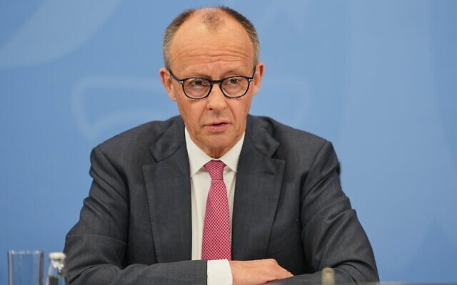 Le chancelier allemand Friedrich Merz s'adressant aux médias à la chancellerie, à Berlin, en Allemagne, le 13 avril 2026. (Crédit : Markus Schreiber/AP Photo) Le chancelier allemand Friedrich Merz s'adressant aux médias à la chancellerie, à Berlin, en Allemagne, le 13 avril 2026. (Crédit : Markus Schreiber/AP Photo)