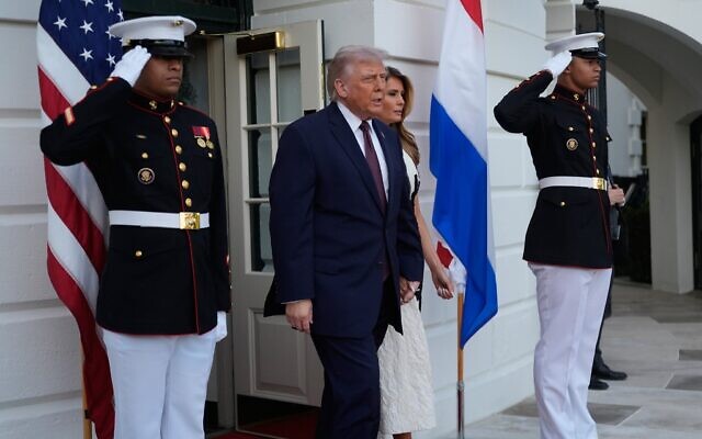 Le président américain Donald Trump et la première dame Melania Trump sortant de la Maison Blanche pour accueillir le roi Willem-Alexander et la reine Máxima des Pays-Bas, à Washington, le 13 avril 2026. (Crédit : Manuel Balce Ceneta/AP Photo)