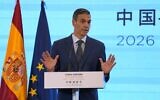 Le Premier ministre espagnol Pedro Sánchez gesticulant pendant une conférence de presse à Pékin, en Chine, le 14 avril 2026. (Crédit : Ng Han Guan/AP Photo)