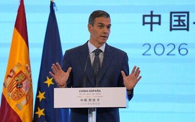 Le Premier ministre espagnol Pedro Sánchez gesticulant pendant une conférence de presse à Pékin, en Chine, le 14 avril 2026. (Crédit : Ng Han Guan/AP Photo)