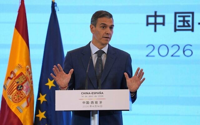 Le Premier ministre espagnol Pedro Sánchez gesticulant pendant une conférence de presse à Pékin, en Chine, le 14 avril 2026. (Crédit : Ng Han Guan/AP Photo)