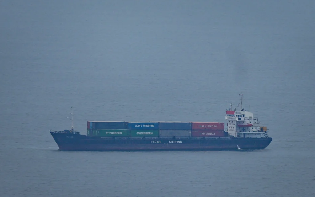 Un cargo naviguant dans le golfe Persique en direction du port de Dubaï, vu depuis Ajman, aux Émirats arabes unis, le 14 avril 2026. (Crédit : AP Photo)