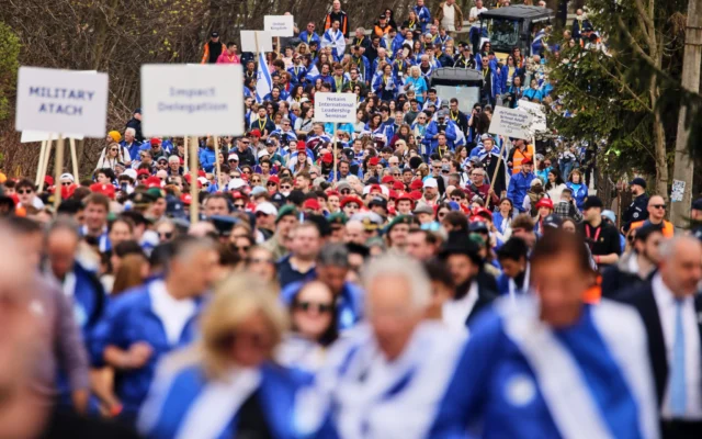 Des participants à la "Marche des vivants", une marche annuelle organisée en souvenir de la Shoah entre les anciens camps d'extermination d'Auschwitz et de Birkenau, à Oświęcim, en Pologne, le 14 avril 2026. (Crédit : AP/Beata Zawrzel) Des participants à la "Marche des vivants", une marche annuelle organisée en souvenir de la Shoah entre les anciens camps d'extermination d'Auschwitz et de Birkenau, à Oświęcim, en Pologne, le 14 avril 2026. (Crédit : AP/Beata Zawrzel)