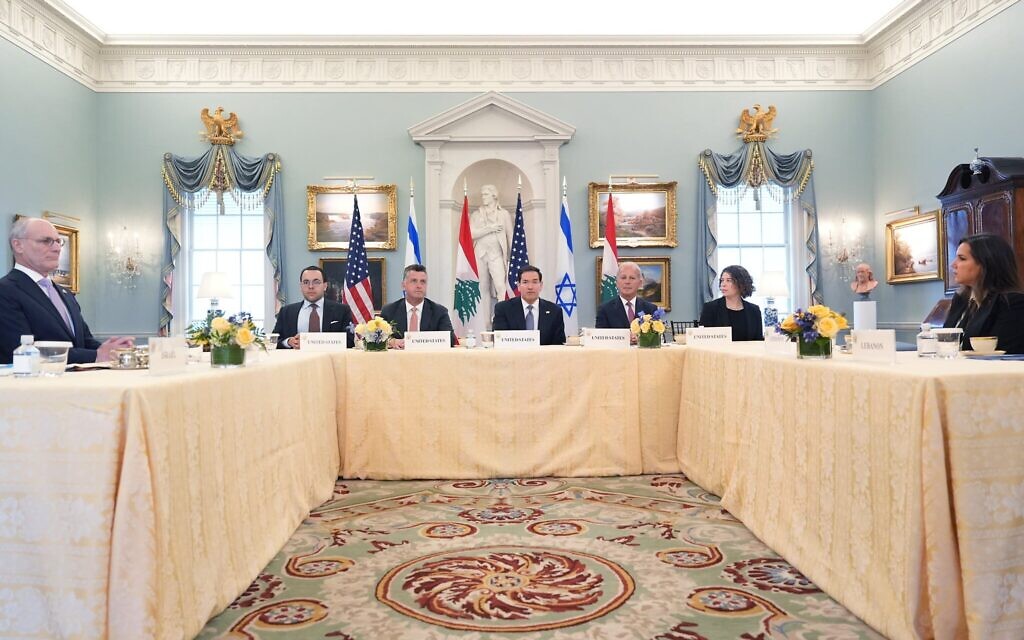 Le secrétaire d'État Marco Rubio (au centre) rencontrant l'ambassadeur d'Israël aux États-Unis, Yechiel Leiter (à l'extrême gauche), et l'ambassadrice du Liban aux États-Unis, Nada Hamadeh Moawad (à l'extrême-droite), au Département d'État, à Washington, le 14 avril 2026. (Crédit : Jacquelyn Martin/AP)