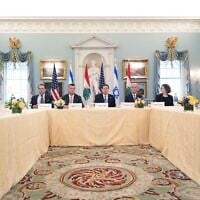 Le secrétaire d'État Marco Rubio (au centre) rencontrant l'ambassadeur d'Israël aux États-Unis, Yechiel Leiter (à l'extrême gauche), et l'ambassadrice du Liban aux États-Unis, Nada Hamadeh Moawad (à l'extrême-droite), au Département d'État, à Washington, le 14 avril 2026. (Crédit : Jacquelyn Martin/AP)