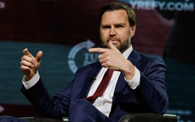 Le vice-président américain JD Vance s’exprimant lors d’une étape de la tournée « Turning Point USA », à l’université de Géorgie, à Athènes, en Géorgie, le 14 avril 2026. (Crédit : Erik S. Lesser/AP)